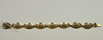 null Bracelet ancien en or jaune 18K (750/oo) à maillons ovales ajourés et filigranés.
Poids...
