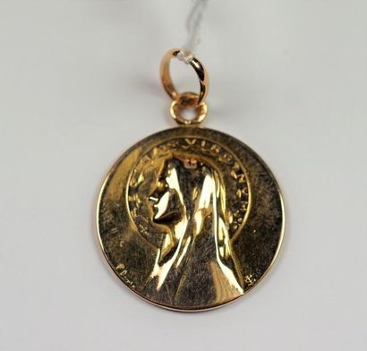 null Médaille "Vierge" en or jaune 18K (750/oo), le dos ciselé d'une frise de fleurs.
Poids...