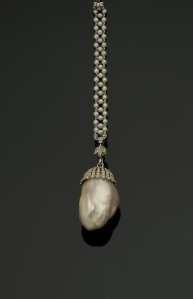 Henri VEVER Paris Long pendentif composé de trois rangs de perles fines retenant...