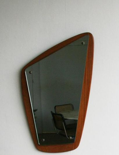 null Design scandinave Miroir asymétrique, cadre en teck, accroche et cachet au dos.Années...