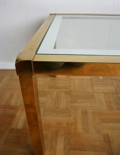 null Table basse rectangulaire, structure en métal doré poli, plateau en verre avec...
