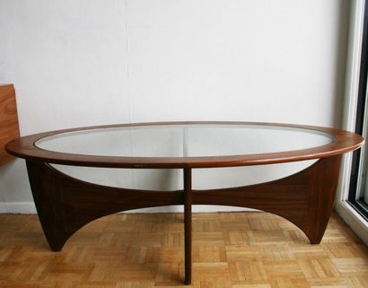 Victor WILKINS Table basse ovale modèle Astro, piétement en teck, plateau en verre...