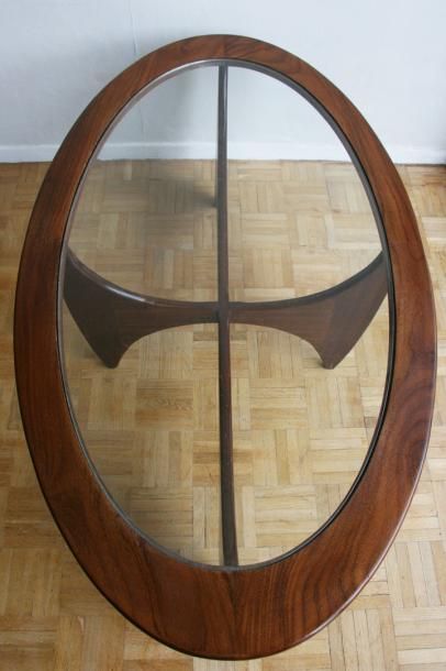 Victor WILKINS Table basse ovale modèle Astro, piétement en teck, plateau en verre...