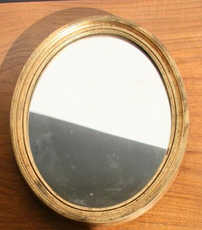 Miroir ovale, cadre en bois doré patiné H....