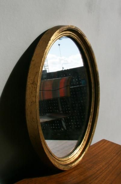 null Miroir ovale, cadre en bois doré patiné H. 32 cm – L. 25,5 cm – P. 3 cm