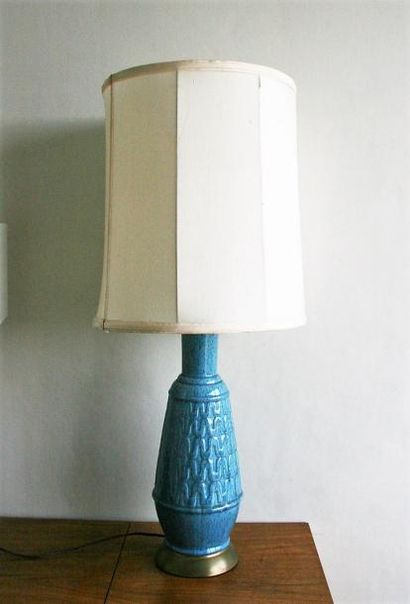 Lampe de table en céramique bleue sur base...