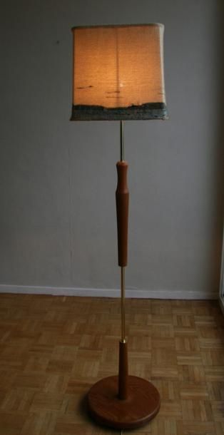 Design Scandinave Lampadaire en teck blond et laiton, abat-jour d'origine en lainage...