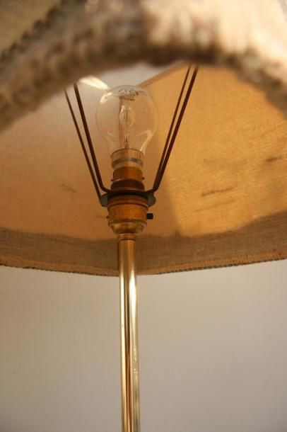 Design Scandinave Lampadaire en teck blond et laiton, abat-jour d'origine en lainage...