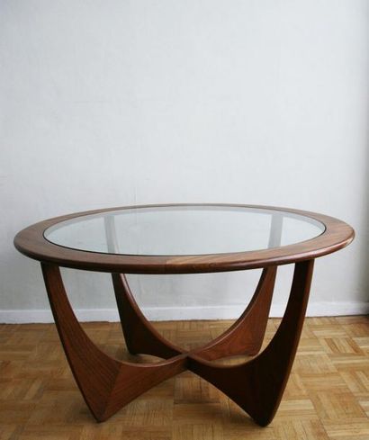 Victor WILKINS Table basse circulaire, piétement en teck, plateau en verre transparent...