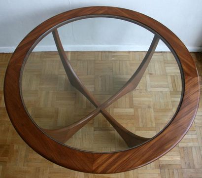Victor WILKINS Table basse circulaire, piétement en teck, plateau en verre transparent...