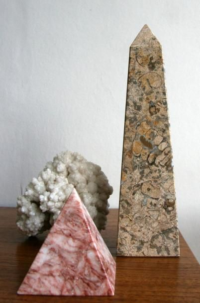 null Ensemble de 3 minéraux : un obélisque et une pyramide en marbre, un corail H....