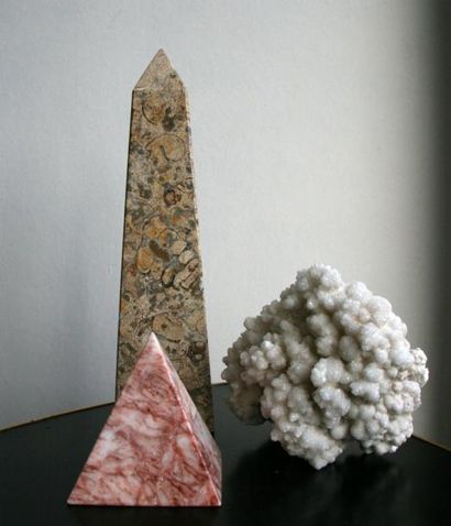 null Ensemble de 3 minéraux : un obélisque et une pyramide en marbre, un corail H....