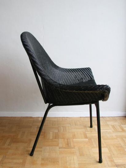 Edition LOOM Fauteuil repeint en noir, piétement en métal laqué noir années 1960...