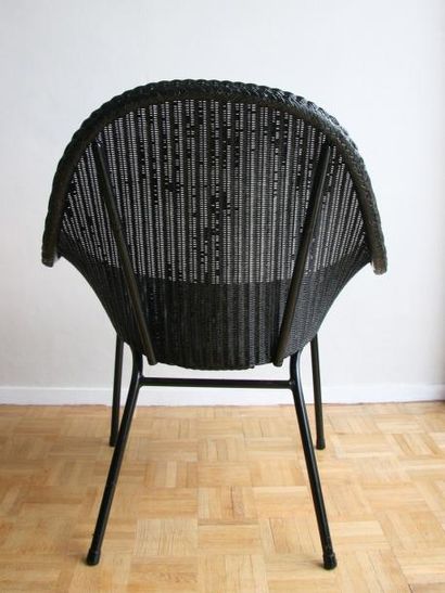 Edition LOOM Fauteuil repeint en noir, piétement en métal laqué noir années 1960...