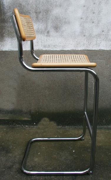 null Chaise de bar d'après Marcel Breuer Structure en métal chromé, bois blond vernis...