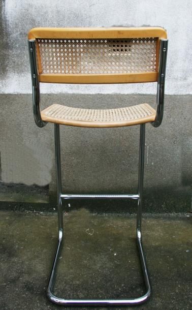 null Chaise de bar d'après Marcel Breuer Structure en métal chromé, bois blond vernis...