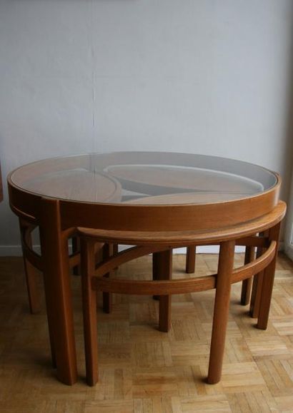 null Grande table basse ronde, piétement en teck blond, plateau verre, contient trois...