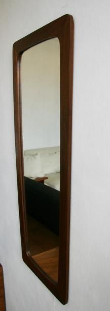 null Grand miroir rectangulaire asymétrique, cadre en teck Années 1960 78,5 cm x...