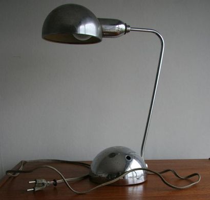 null Lampe d'atelier orientable en métal chromé à restaurer Années 1950 H. 40 cm