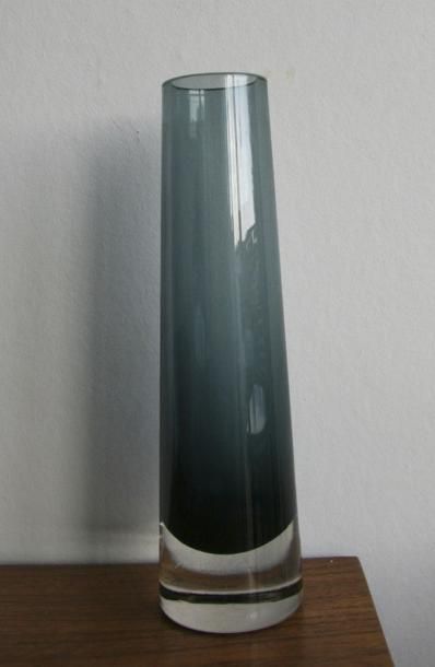 null Vase conique en verre bleu dégradé H. 20 cm