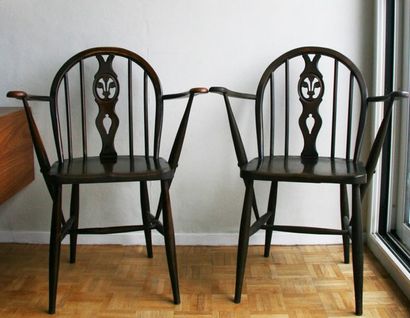 Edition ERCOL Paire de fauteuils modèle Windsor en hêtre teinté foncé, dossier à...