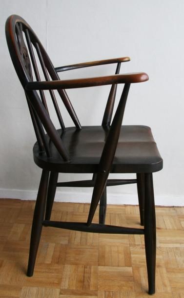 Edition ERCOL Paire de fauteuils modèle Windsor en hêtre teinté foncé, dossier à...