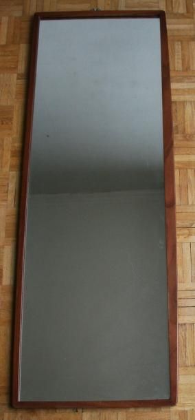 null Grand miroir rectangulaire, cadre en teck Années 1960 L. 131 cm – l. 47 cm Bon...
