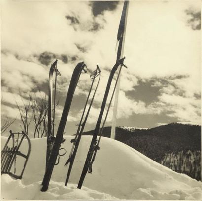 Frédéric BARZILAY (1917-2015) Skis, 1935, Tirage argentique d’époque sur papier cartoline...