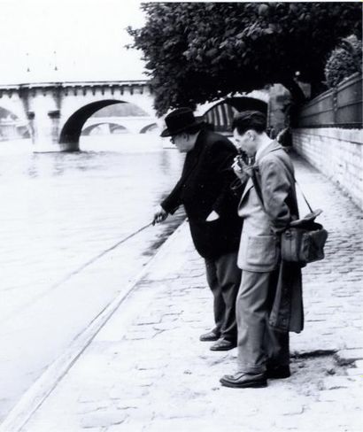 Frédéric BARZILAY (1917-2015) Robert Doisneau et un pêcheur, Pont Neuf, Paris, c.1952,...