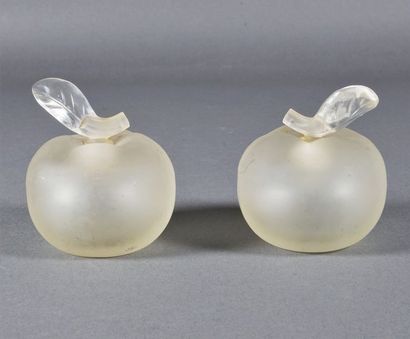 LALIQUE FRANCE 2 flacons à parfum "Fille d’Ève" en cristal satiné figurant une pomme...