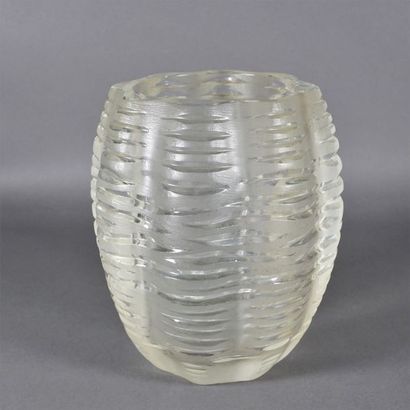 LALIQUE pour Nina RICCI Épais vase en cristal à décor géométrique H 19.5 cm
