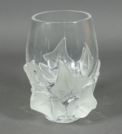 LALIQUE FRANCE Vase en cristal à décor de lierre signé sous la base H 17 cm