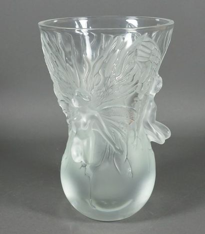 LALIQUE FRANCE Vase fées en cristal partiellement dépoli signé sous la base H 29.5...