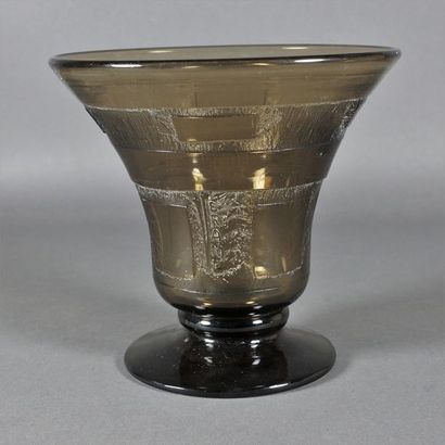 VERAME Vase en verre fumé à décor géométrique signé H 16 cm
