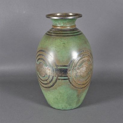 CHRISTOFLE Vase en dinanderie à patine verte et à décor de motifs géométriques ....