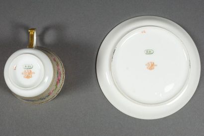 SÈVRES Deux tasses et leur sous tasse en porcelaine polychrome à décor de guirlandes...