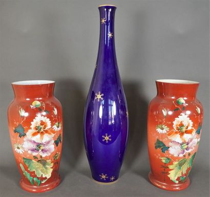 null Lot comprenant : Paire de vases en verre émaillé à décor floral polychrome sur...