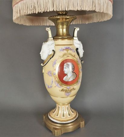 null Vase à piédouche en porcelaine crème à décor de profils à l'antique dans deux...