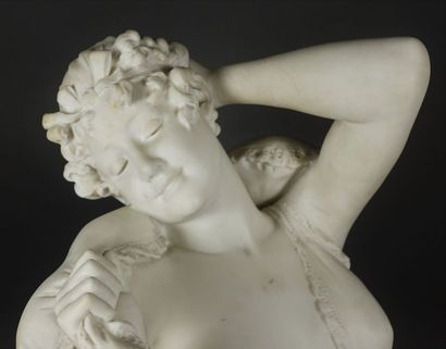 null Femme au réveil important buste en marbre reposant sur une base à marbre de...