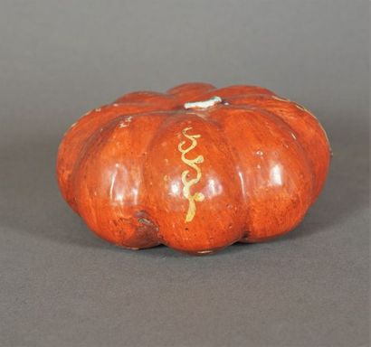 null Petite citrouille ou tomate en porcelaine émaillée corail et or.Chine, XVIII/XIXème...