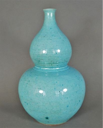 null Vase double gourde à col étranglé en porcelaine émaillée bleu turquoise. Chine,...