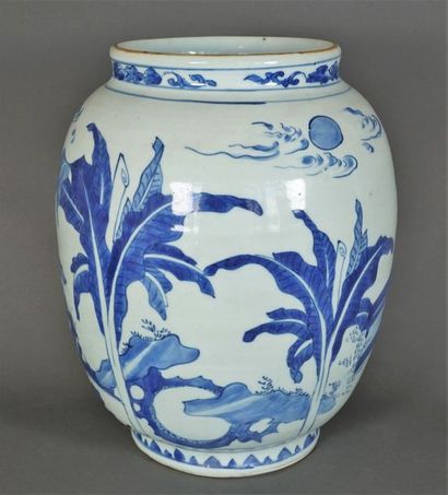 null Vase ovoïde en porcelaine à décor de feuilles de bananier en camaïeu bleu.Chine,...