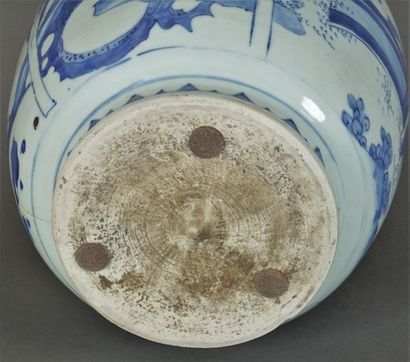 null Vase ovoïde en porcelaine à décor de feuilles de bananier en camaïeu bleu.Chine,...