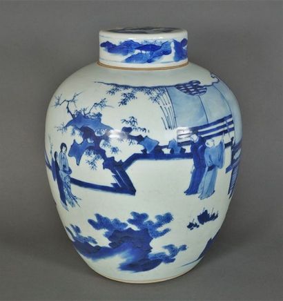 null Vase globulaire en porcelaine à décor en camaïeu bleu de personnages parmi des...