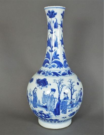 null Vase bouteille en porcelaine à décor en camaïeu bleu de personnages dans un...