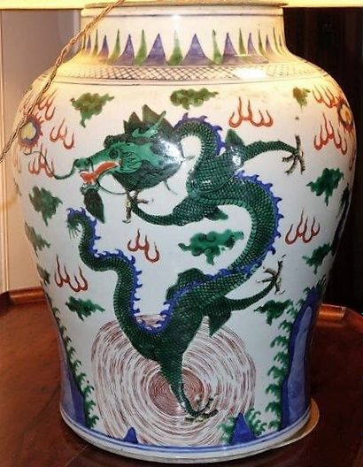 null Vase en porcelaine émaillé à décor Sancaï de dragons à quatre griffes parmi...