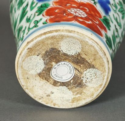 null Petit vase balustre en porcelaine à décor Wucaï de chimères parmi des feuillages...
