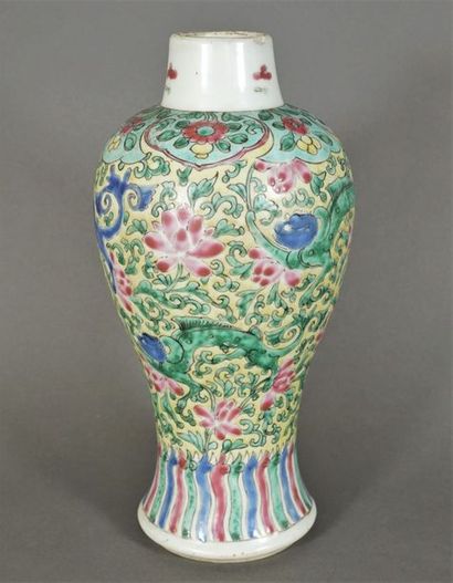 Petit vase en porcelaine à décor de dragons,...