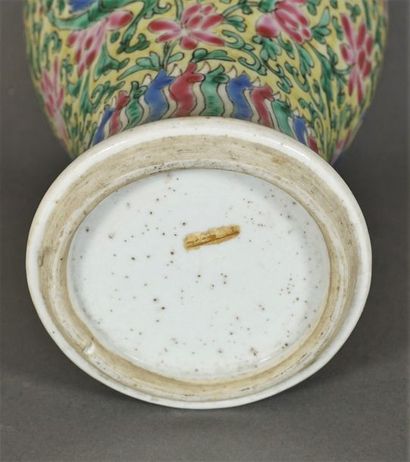 null Petit vase en porcelaine à décor de dragons, fleurs et feuillages sur fond jaune....