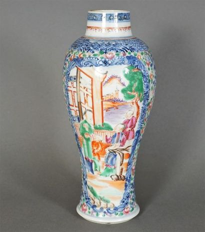 null Vase balustre en porcelaine de la Compagnie des Indes à décor polychrome de...